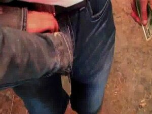 Sexy wilde Tussi wird dafür bezahlt, 18 zu ficken