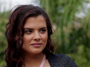 Boezemrijke schat met dikke kont rijdt op een enorme lul. Buxom schat