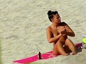 Topless Beach Girl met string Gran Canaria,