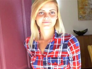 Schwanz glucksende Süße in POV erstes Mal Porno. Schwanz gluckende