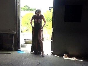 Reife Lady Sonia zieht sich draußen komplett nackt aus