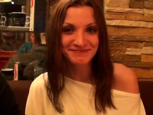 Mädchen zieht sich aus und lutscht Schwänze im Café
