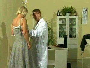 Sportlicher Doc fickt reife Blondine