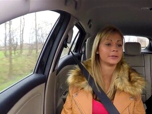 Fake agent neukt natuurlijke grote tieten blondine. Nepagent rijdt met