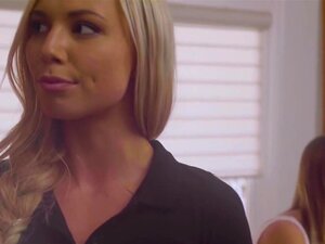 Sweet Heart Video - Aidra Fox beginnt, einen nackten Naomi-Schwan zu