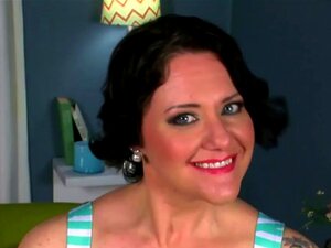 Mogna Caroline suger en färsk kuk