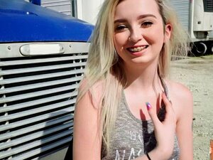 Die wunderschöne Lexi Lore enge Muschi wird für einen Aufzug