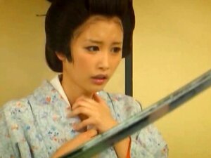 Asiatische Geisha zeigt ihre Titten und Fotze