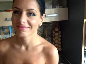 Busty M. In der Küche gefickt