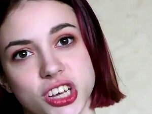 Die kleinbrüstige Süße Bella masturbiert im Freien