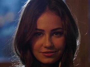 Täydellinen eurooppalainen malli Sophie Limma poseeraa intohimoisesti