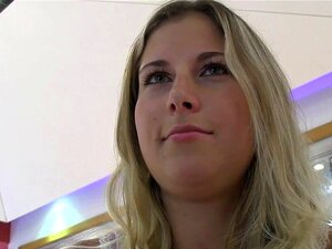 Vulgaari kyrvän imemisen nautintoja. Hienostunut kaunotar hurmaa