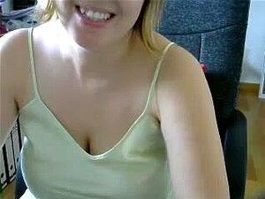 laurperez reife Blondine masturbiert vor der Kamera