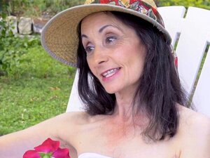 Laiha mummo saa kasvohoidon. Laiha mummo pienillä tisseillä saa