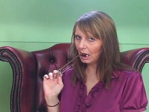 Busige Milf Alexa zieht sich nackt aus