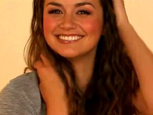 KarupsPC - Allie Haze spielt mit ihrer behaarten Muschi