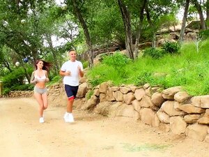Drei Pornostar-Läufer teilen sich einen großen Schwanz in einem