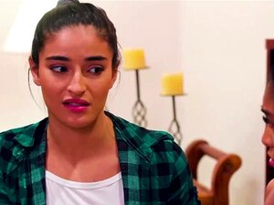 Busige Lesben Ember Snow und Emily Willis fingern sich beim Pu. Im