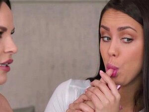Heiße Alina Lopez genießt es, Dana DeArmonds nasse Muschi zu lecken.