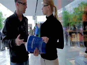 Lernen und Ficken mit einer nerdigen Teenagerin