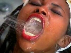 Fetisch-Mädchen auf einer interracial Piss-Party