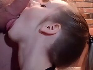 Sie liebt es, seinen schönen Schwanz zu lutschen. Eier lecken und