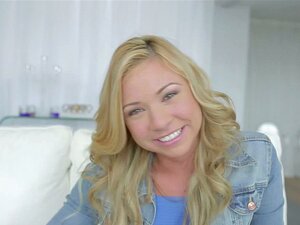 La chaude BLACKED Katerina Kay prend une énorme bite noire