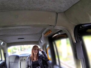 Tätowierte BBW hat einen großen Schwanz im Taxi. Tätowierte B BBW