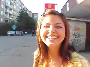 Super sexy Brünette zeigt ihre Titten und lutscht Schwanz für Geld