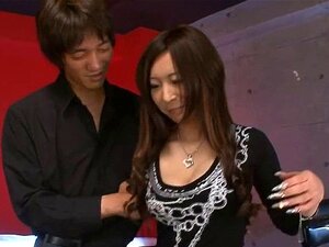 Kirschlippen-Asiatin wird hart gefickt