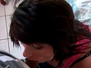 Latina Süße Minx wird gereizt und gibt einen Blowjob