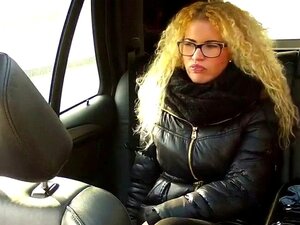 Lockige Blondine fickt im Fake-Taxi in der Öffentlichkeit. Lockige