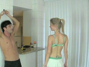 Die süße Vanessa Vixon wird bis zum Rand gefüllt. Ein erregter