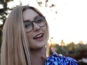 Die blonde Cheerleaderin Alexa Grace Bekommt ihre saftige Möse