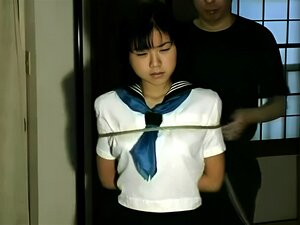 Bondage-Trainingseinheit für eine süße asiatische Schulmädchen