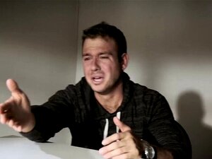 Sötnos blir DPed i en trekant av sin pojkvän och offfi. Sötnos med