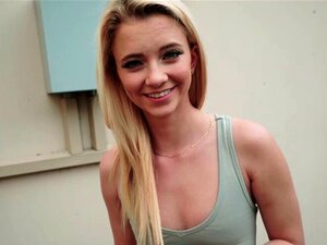 Blonde Süße Riley Star zeigt ihrem Fremden ihre Titten. Als ein