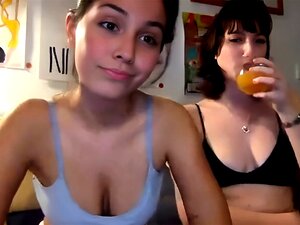 Plongez dans le monde séduisant de deux jolies beautés