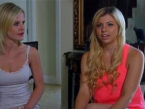 Cunnilingus-klippi, jossa kaksi upean näköistä lesboa. Pari