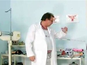 Tschechische Babe Carmen Blue Muschi Spreizer Check-up,