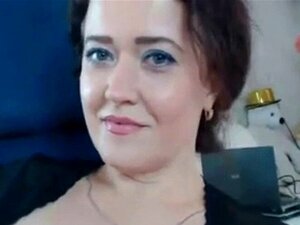 geile oma houdt ervan om met haar kutje te spelen. geile oma houdt