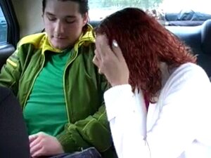 Црвенокоса курва пуши у ауту да сви