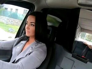 Roundass europäische Cabbie wird gefingert, bevor sie auf dem