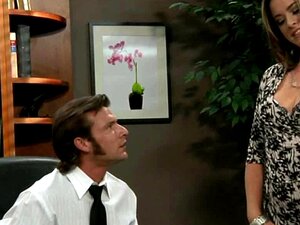 Sierra Sanders fickt den Chef auf seinem Schreibtisch