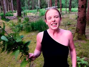 Fotze wichsen mit Brennessel! Übelst Schmerzen, übelst geil und