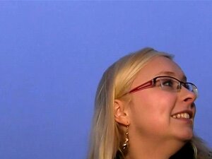 Blond amatör får en creampie efter att ha knullat utomhus. Snubben