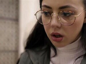 Perverser Sozialarbeiter nutzt eine trobulierte Süße aus - Whitney