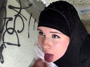 Ulkona pikapano muslimivaimon kanssa