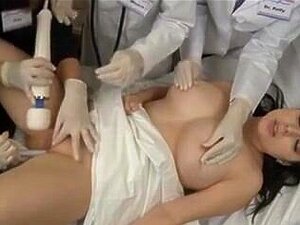 lesbische babes behandelen schatje die geen orgasme kan bereiken