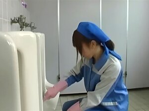 Азијска лепотица чисти мушку собу део2